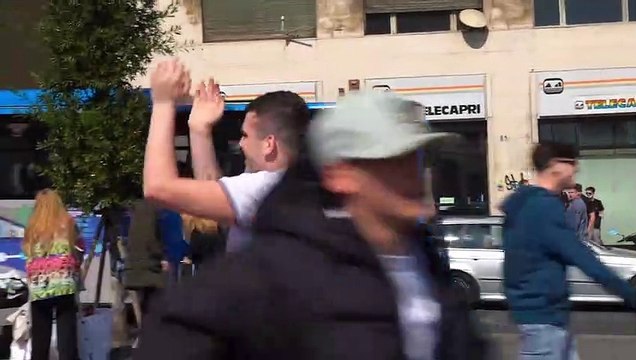 Italia-Inghilterra, partita improvvisata tra tifosi italiani e inglesi davanti al Maschio Angioino