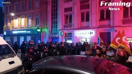 Polisi anti huru hara melempar tabung ke wajah pengunjuk rasa hingga meledak dalam demonstrasi di Paris