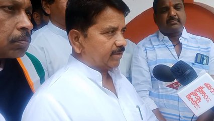 प्रेस कांफ्रेस के दौरान कांग्रेस विधायक बाला बच्चन