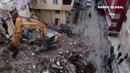 İstanbul'da iş makinesi, yıkım sırasında meydana gelen göçüğün altında kaldı