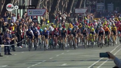 Un sprint désorganisé, Coquard sauté sur la ligne par Groves : L'arrivée de la 4e étape en vidéo