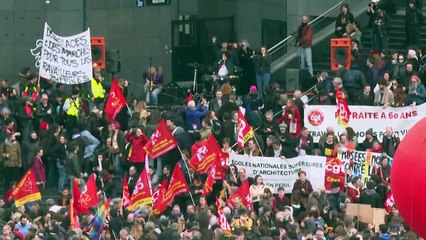Mais protestos e confrontos na França