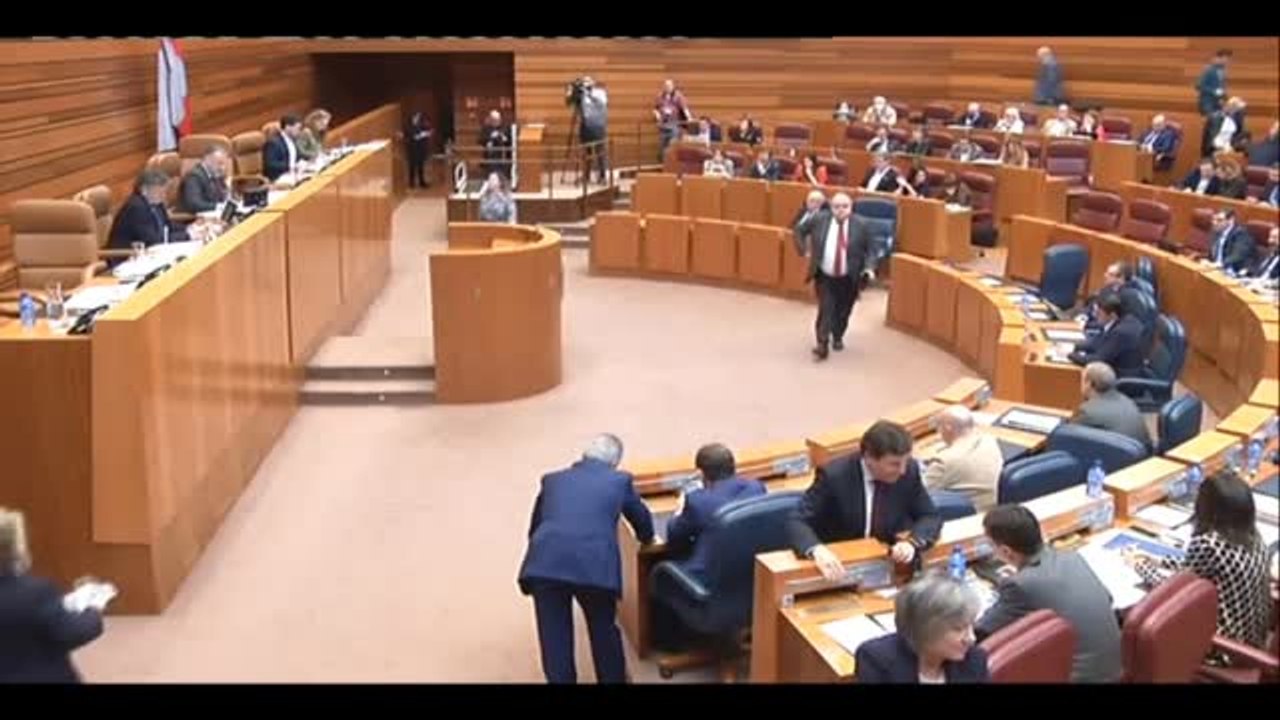 El PSOE denuncia una "peineta" de Mañueco a una de sus procuradoras en las Cortes de Castilla y León