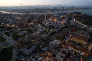 Ayasofya Camii'nde vatandaşlar ilk orucunu açtı