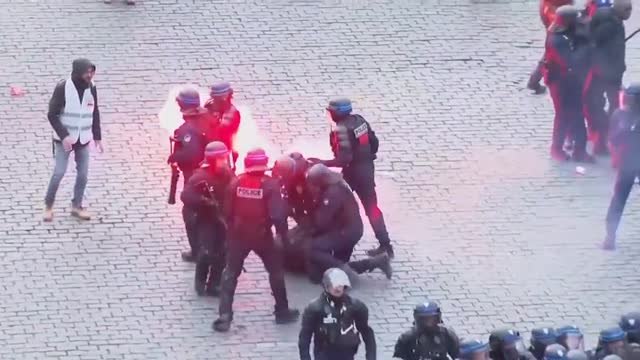 Se desata la violencia en las protestas de París contra la reforma de las pensiones