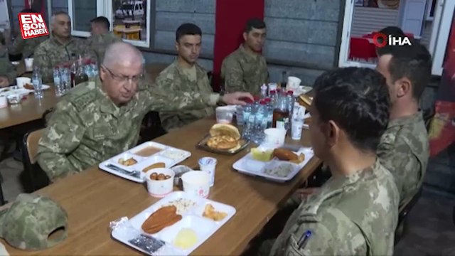 Bakan Akar ilk iftarını Mehmetçik ile yaptı