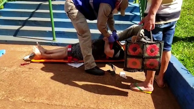 Senhora despenca de escada, tem lesão na cabeça e precisa ser socorrida pelo Siate