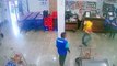 Câmera registra homem quebrando objetos em supermercado no Jardim Presidente