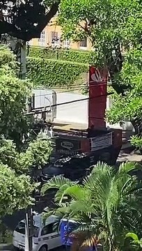 Cliente faz protesto em frente à agência bancária em Salvador