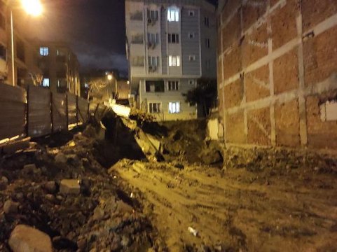 BAYRAMPAŞA'DA İNŞAATIN İSTİNAT DUVARI ÇÖKTÜ, TEDBİR AMAÇLI BİR BİNA BOŞALTILDI