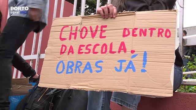 “Obras já”. Alunos do Liceu António Nobre, no Porto, pedem melhores condições materiais
