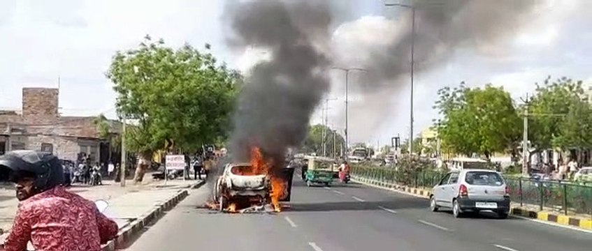 बस से टकराते ही आग का गोला बनी कार, चालक ने ऐसे बचाई जान