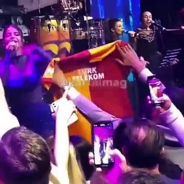 Beşiktaşlı Simge, 'Aşkın olayım' şarkısını seslendirirken uzatılan Galatasaray forması 'kartal' işareti yaparak geri çevirdi