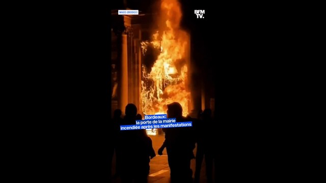 Bordeaux: la porte de la mairie incendiée après les manifestations contre la réforme des retraites
