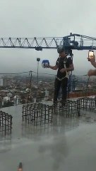 Video: Así saltó un hombre desde un edificio en construcción en la zona de Equipetrol