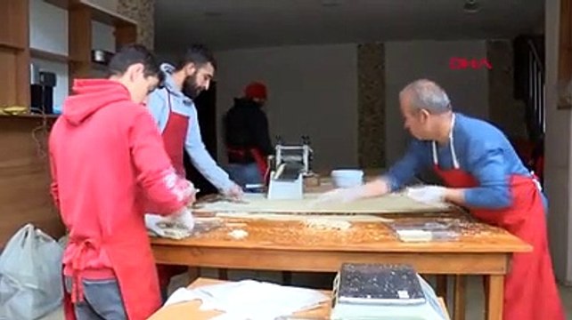 Hatay'da hasar gören tarihi Uzun Çarşı'da birkaç esnaf iş yerini açtı