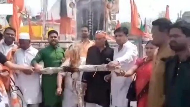 किशनगंज: राहुल गांधी की संसद सदस्यता रद्द होने के विरोध में कांग्रेस कार्यकर्ता सड़कों पर उतरे