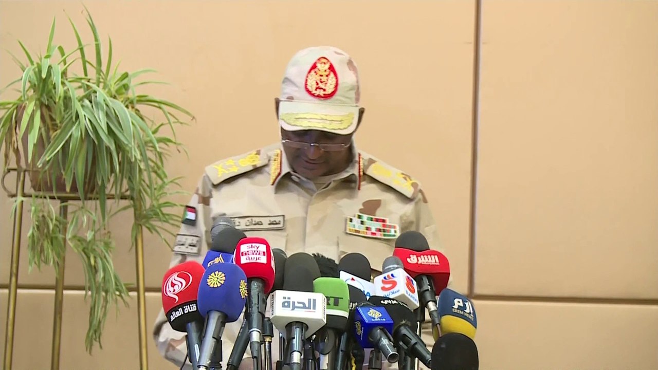"الإصلاح الأمني والعسكري بـ #السودان ليس مهمة سهلة ولكنه ضروري".. #حميدتي: قوات الدعم السريع أنشأت وفقا لقانون ينظم عملها   #العربية