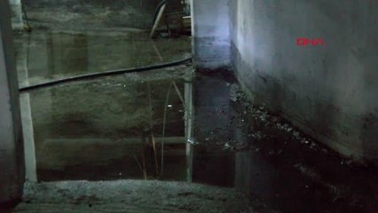 DEPREMİN ARDINDAN APARTMANIN BODRUMUNU YER ALTI SUYU BASIYOR