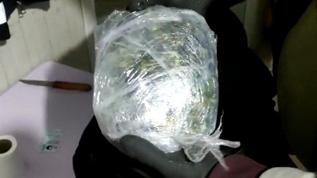 Otobüsteki yolcunun sırt çantasından uyuşturucu çıktı