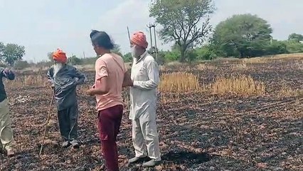 स्पार्किंग से लाखों की फसल जली