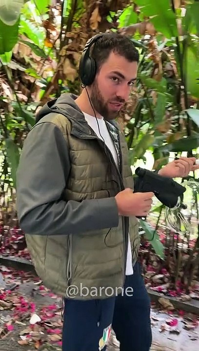 This spy microphone allows you to listen to all your neighbors' conversations 