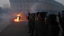 La noche no amainó la jornada de protestas violentas contra la reforma pensional en Francia