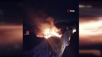 Bağcılar'da çıkan çatı yangını çevredeki 3 binaya sirayet etti
