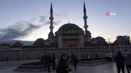 Taksim ve İstiklal esnafı Ramazan'ın ilk iftarını meydanda yaptı