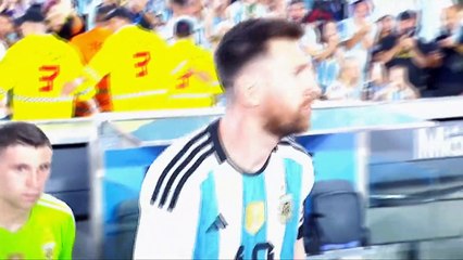 El emocionante momento del recibimiento y el himno con los campeones del mundo
