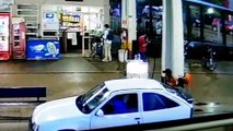 Câmera de segurança registra momento em que celular é furtado em posto de gasolina