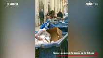 Jóvenes comen de la basura en La Habana