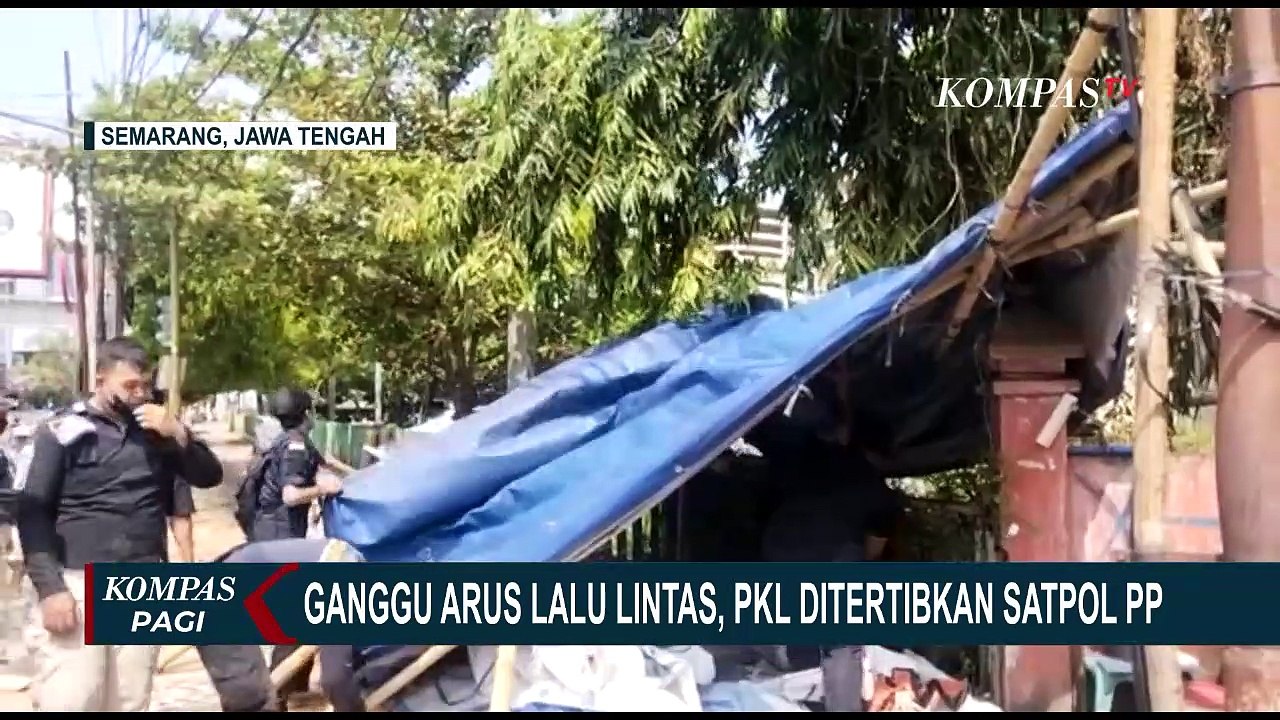 Ganggu Arus Lalu Lintas Satpol Pp Bongkar Ratusan Lapak Pedagang Alun Alun Di Pasar Johar