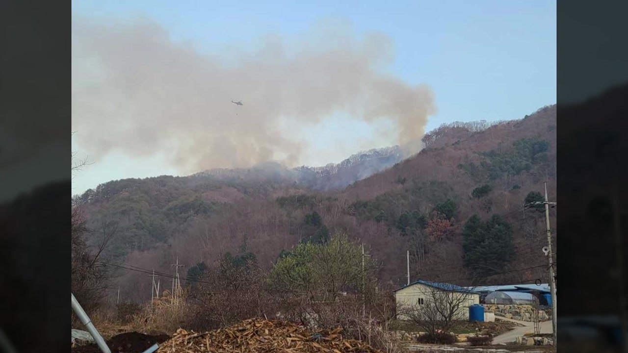화천 군부대 사격장 산불 재발화...헬기 5대 투입 진화 중 / YTN