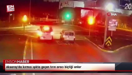 Aksaray'da kırmızı ışıkta geçen tırın aracı biçtiği anlar