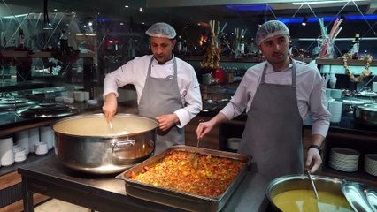 Van'da misafir edilen depremzedeler evlerinden uzakta iftar yaptı