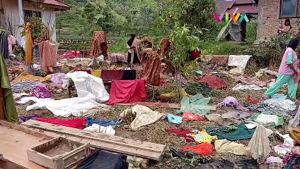 Warga Solok Terseok-seok Cari Sisa Harta Benda Akibat Banjir