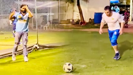 सेलिब्रिटी क्रिकेट लीग के प्रैक्टिस के दौरान रवि यादव और सोहेल खान फुटबॉल खेलते अजर आये