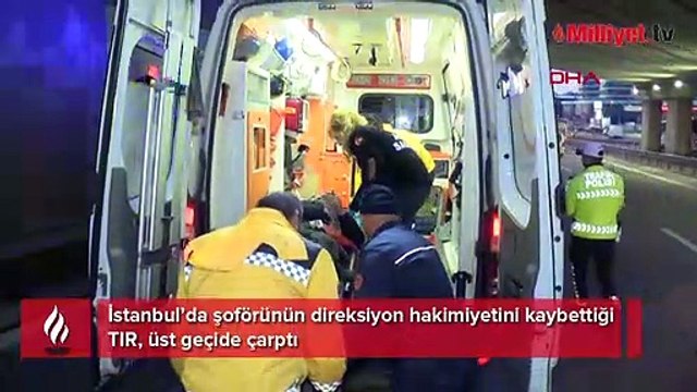 TIR üst geçide çarptı