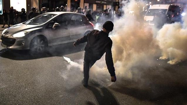 Fransa'da tansiyon düşmüyor! Gösterilerde, polis müdahalesiyle bir kişinin parmağının koptuğu iddia edildi