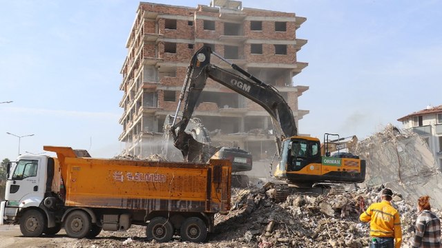 Hatay’da yıkım çalışmaları 16 mahallede devam ediyor