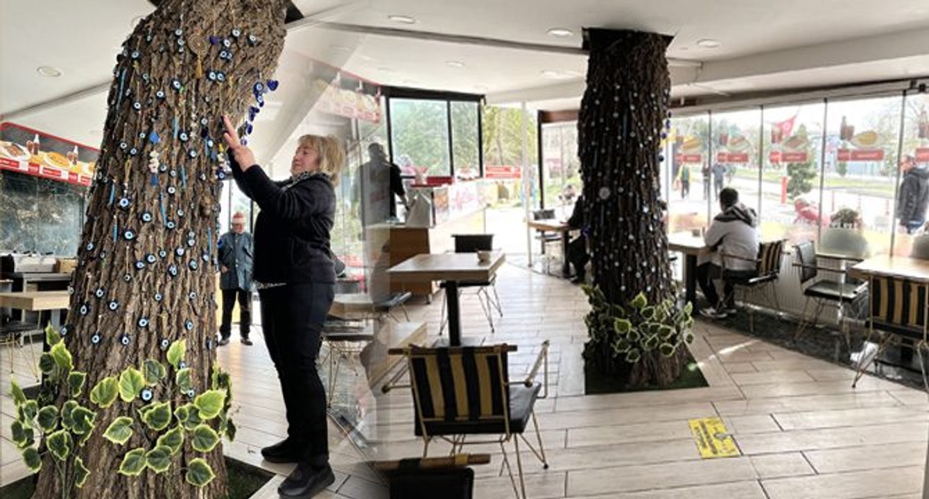 Kestirmeye kıyamadığı ‘ağaç’ kafenin parçası oldu