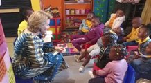 La reine Mathilde visite une école maternelle à Soweto