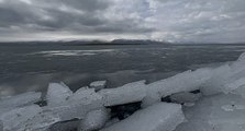 Çıldır Gölü’nün yüzeyini kaplayan buz tabakası erimeye başladı
