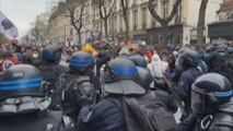 Proteste in Francia contro la riforma pensioni, scontri a Parigi