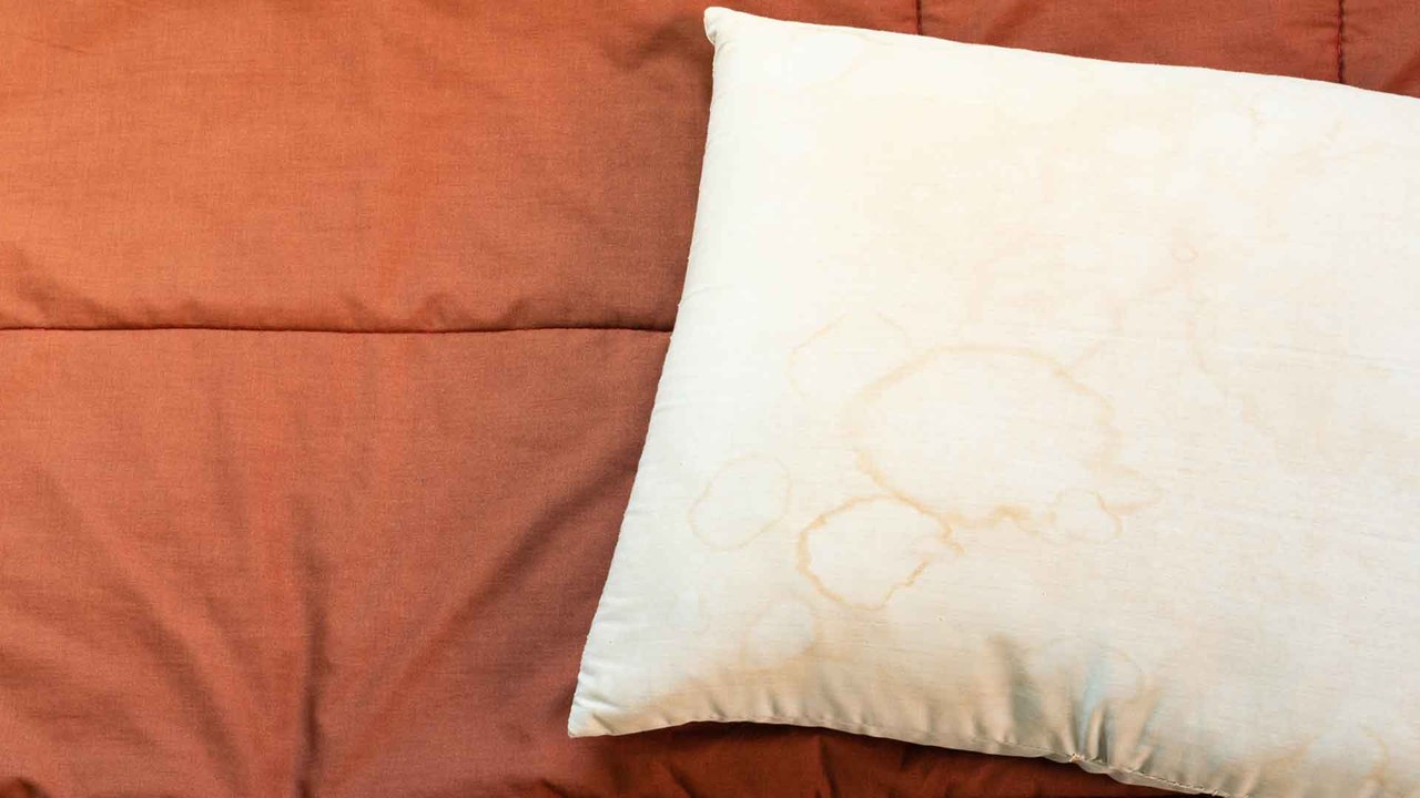 Stockflecken am Kopfkissen: Wie schädlich sind die gelben Flecken?
