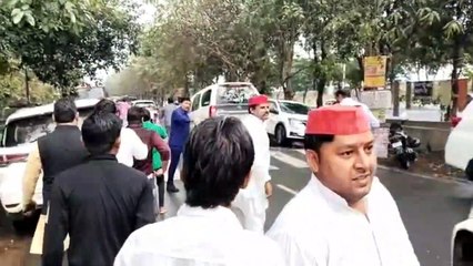 Скачать видео: Video: नोएडा निजी कार्यक्रम में पहुंचे, सपा प्रमुख अखिलेश यादव