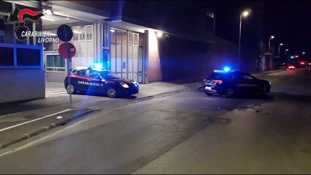 Isola d'Elba: ladro e vandalo, le telecamere lo riprendono mentre ruba un portafogli e riga un'auto