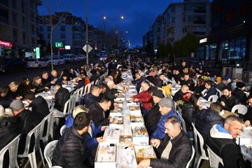 Cadde kapatıldı 2 bin kişi birlikte iftar yaptı