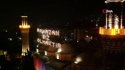 Ulucami’ye asılan Ramazan mahyası geceyi aydınlattı
